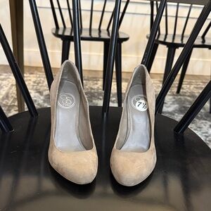 Jessica Simpson Taupe Heels